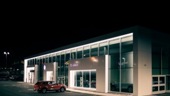 燃油车4S店倒闭后，销冠们开始重新学卖车